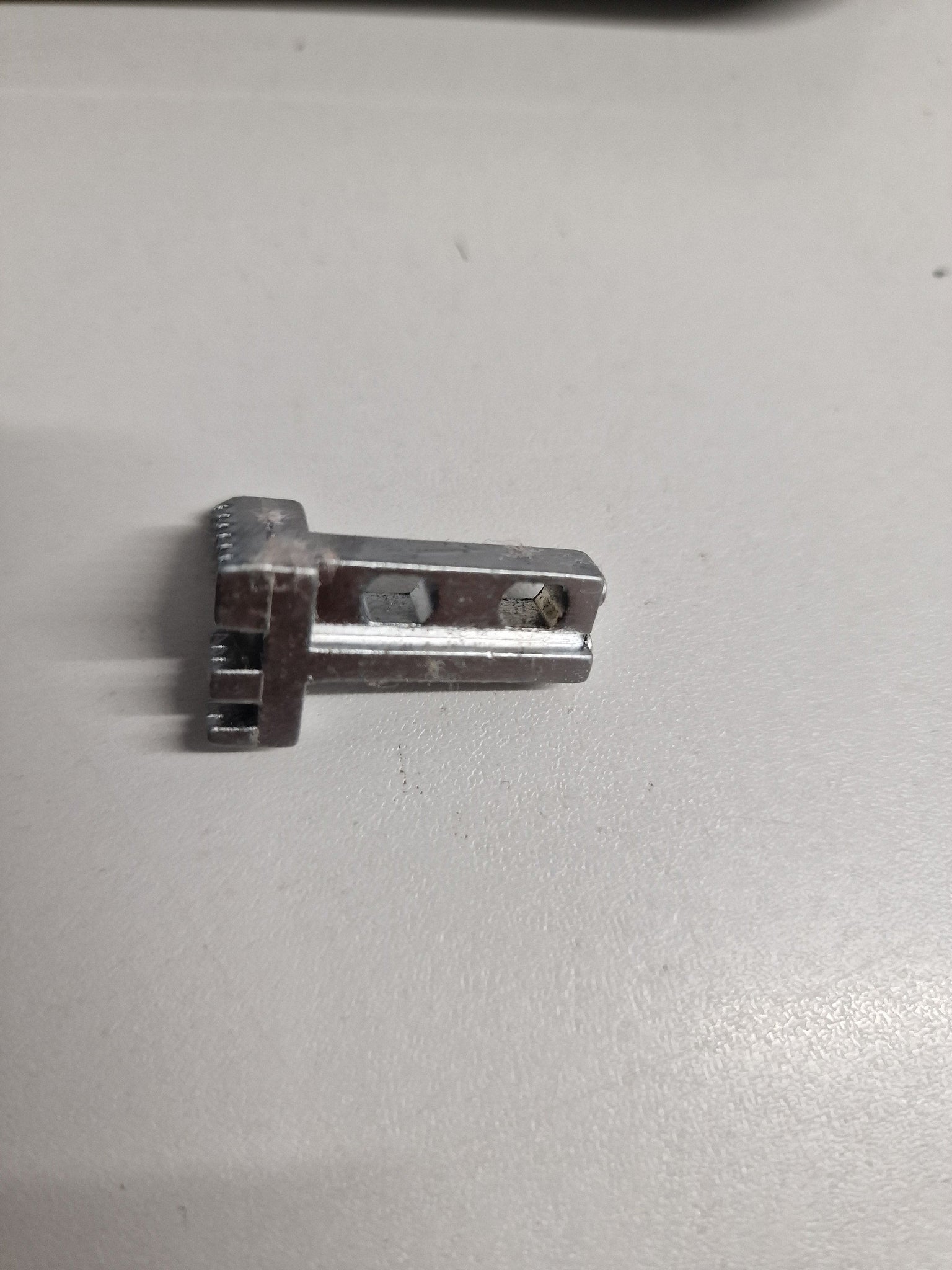 Feed Dog for Singer Serger Models and White Serger Models-1300, 2000